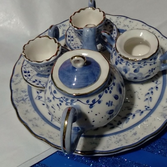"Alice in Wonderland" Miniature Tea Service - Picture 4 of 4